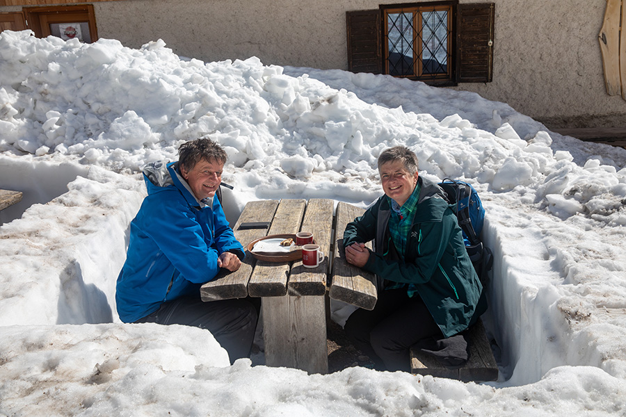 Postrežba v snegu
V Blejski koči na planini Lipanca posteržejo zunaj, kjer so končno izkopali klopi v globokem snegu.
Ključne besede: blejska koča planina lipanca