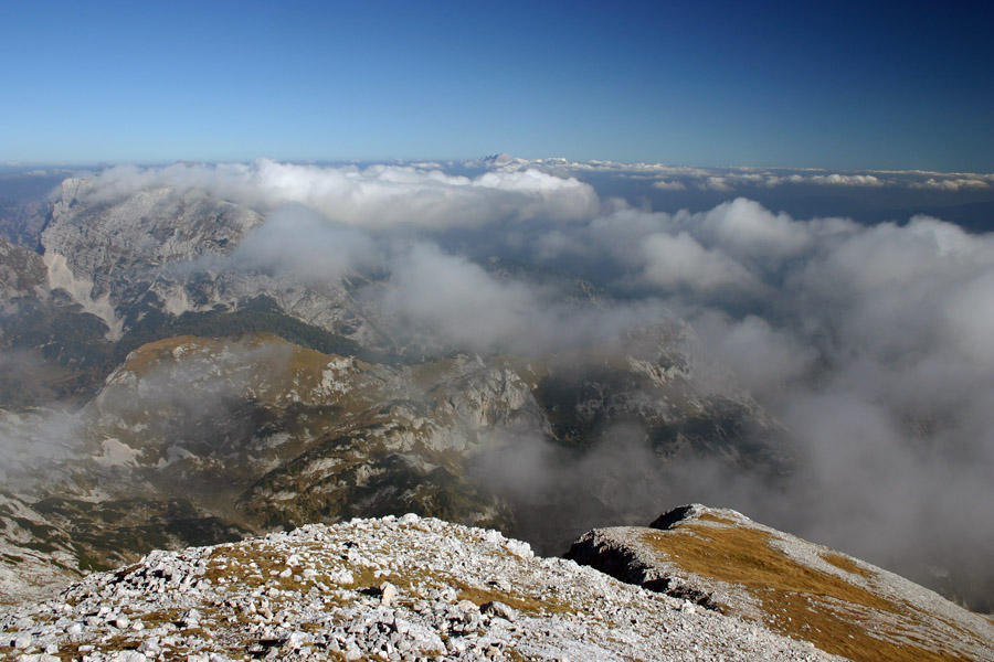 Meglice II
Pogled z Debelega vrha proti Toscu. V ozadju iz megle gledajo gore Kamniško-Savinjskih alp.
Ključne besede: debeli vrh tosc kamniško savinjske gore