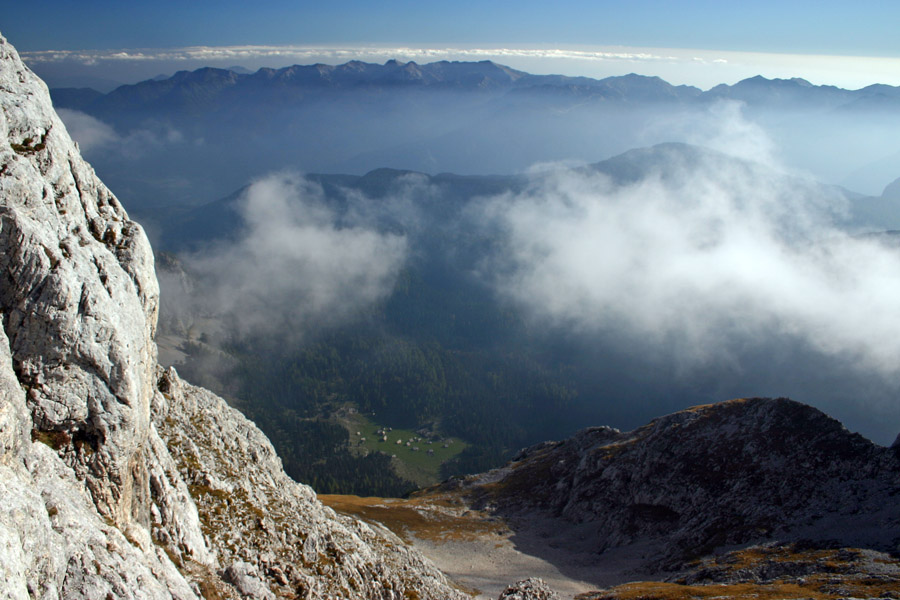 Proti Lazu
Pogled s "ta sitnega" dela Debelega vrha, kjer nam skala v škrbini oteži vzpon. Spodaj planina Laz, v ozadju pa južne Bohinjske gore.
Ključne besede: laz debeli vrh južne bohinjske gore
