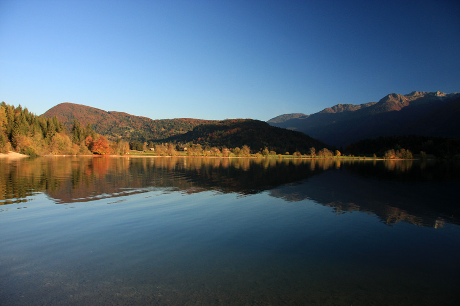 Jesen v Bohinju I
Bohinjsko jezero jeseni.
Ključne besede: bohinjsko jezero bohinj jesen