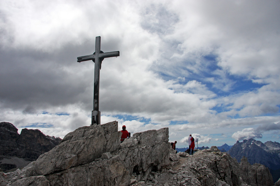 Monte Paterno
Vrh Monte Paterna in nekaj svežega snega na križu.
Ključne besede: vrh monte paterno dolomiti