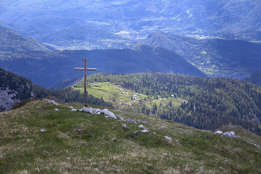 Na Ogradih
Križ na Ogradih. Spodaj je planina Krstenica.
Ključne besede: obradi planina krstenica