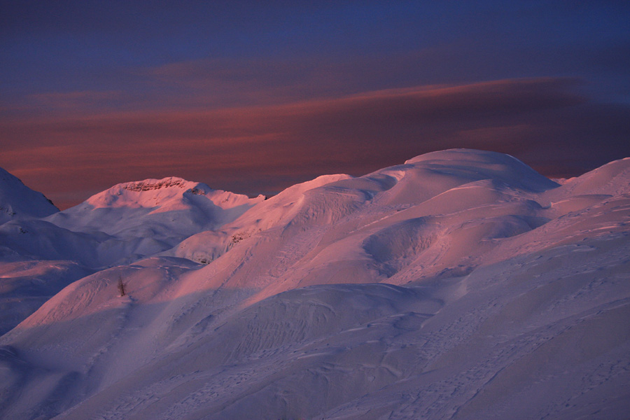 Jutro pod Srednjim vrhom II.
Ko sonce pobarva sneg. Gore med Tolminskim Kukom in Bogatinom.
Ključne besede: srednji vrh lepa komna