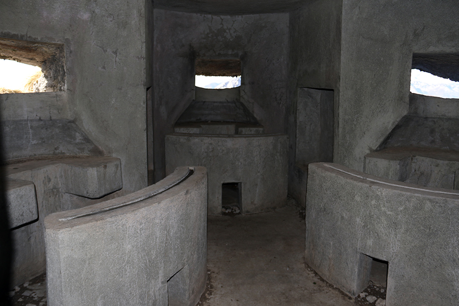 V Bunkerju
Notranjost bunkerja pri Možicu.
Ključne besede: možic