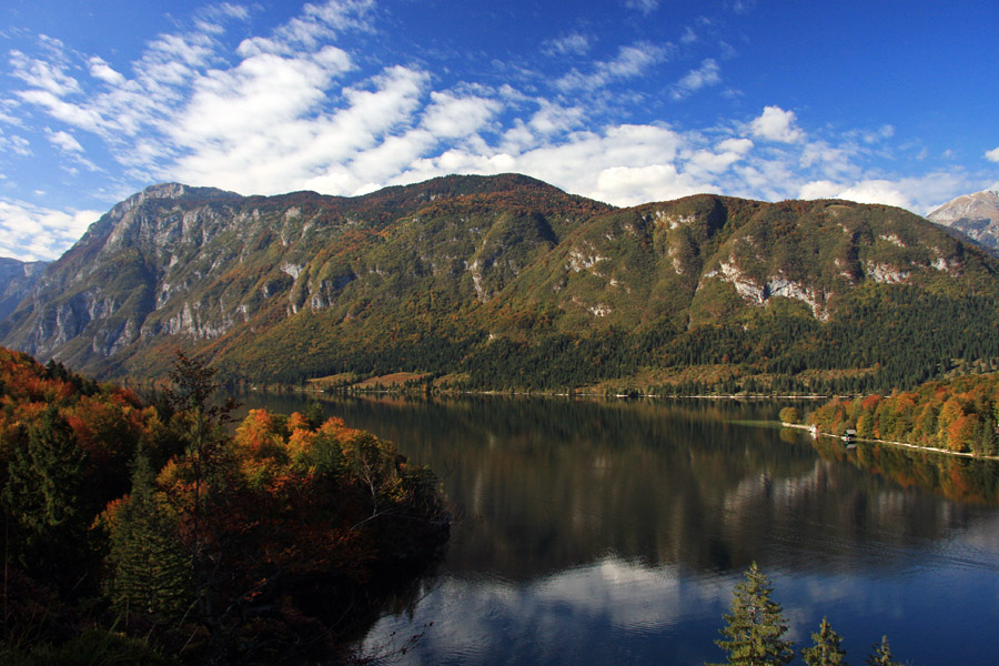 Jesen ob jezeru VI.
Še en posnetek s Skalce proti Pršivcu.
Ključne besede: bohinj jezero pršivec
