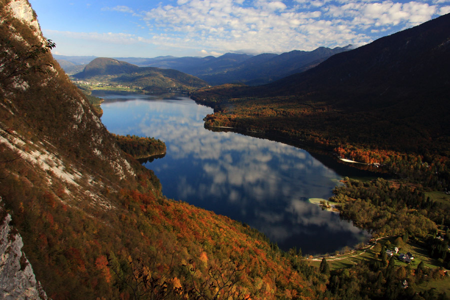 Jesen ob jezeru II.
Jesenske barve ob jezeru, v njem pa plava nekaj ovčic. Posnetek je z "Nosa" pod Pršivcem.
Ključne besede: jezero bohinj