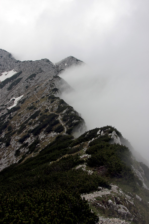 Megla na grebenu
Takole silijo megle s Primorske proti Bohinju. Na sliki so vrhovi okrog Matajurskega vrha.
Ključne besede: matajurski vrh greben črna prst vogel