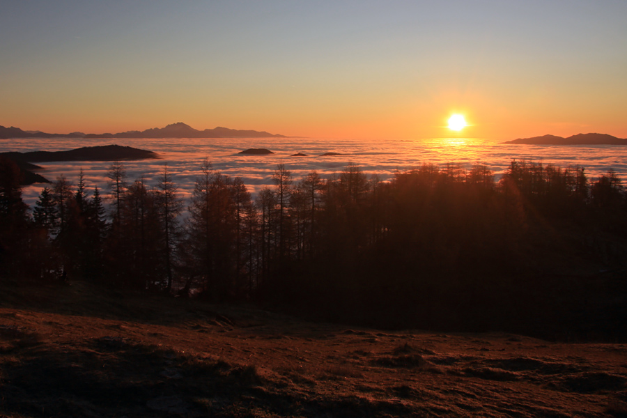 Jutro na Krstenici IV.
Planina Krstenica v prvih sončnih žarkih.
Ključne besede: planina krstenica sončni vzhod