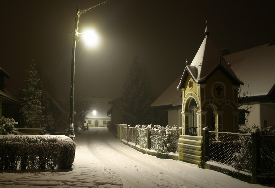 Ulica ponoči
Malo "igranja" s fotoaparatom v večernih urah. Bohinjska Bistrica.
Ključne besede: bohinjska bistrica ulica zima