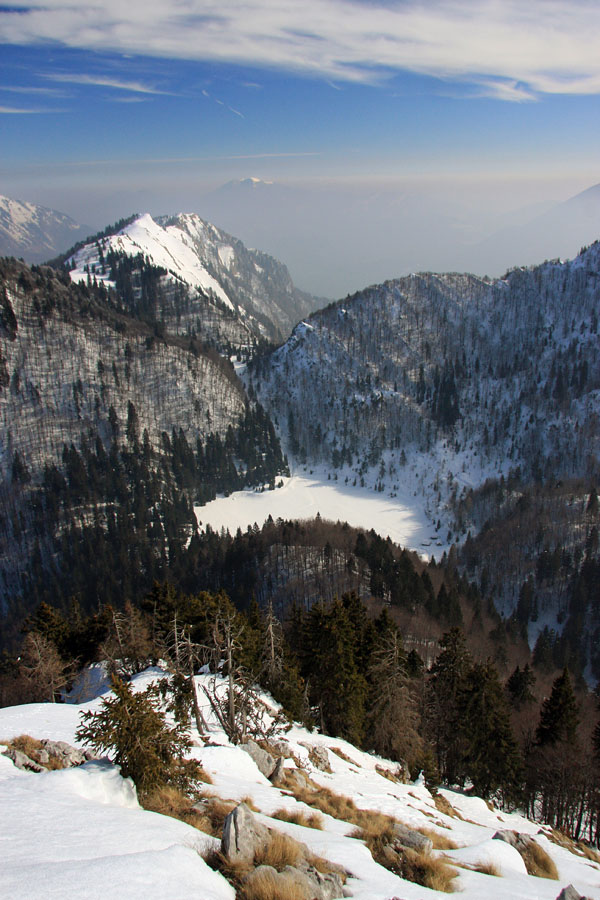 Z vrha Črne gore
Razgled na planino Za Črno goro, zadaj se dviga vrh Koble.
Ključne besede: črna gora planina za črno goro kobla