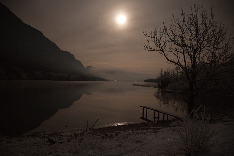 Ko posije luna
Polna luna v oblakih nad Bohinjskim jezerom. 
Ključne besede: bohinj jezero ukanc