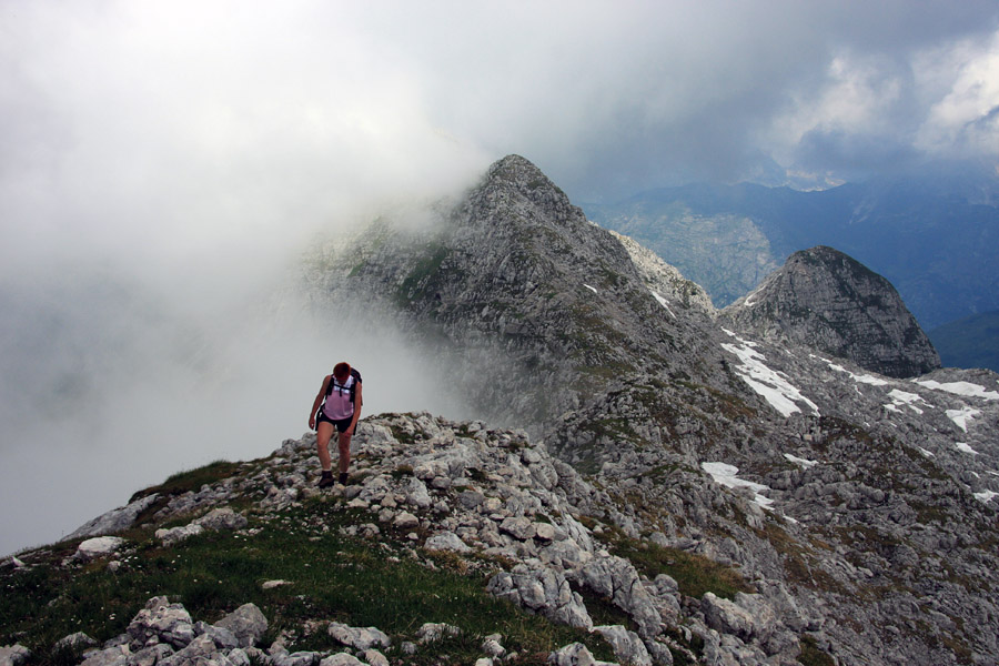 Greben Krnčice
Po grebenu Krnčice proti Srednjemu vrhu. Nekaj tipične megle s Primorske strani.
Ključne besede: greben krnčica srednji vrh krn