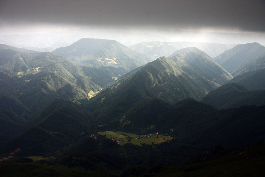 Primorsko hribovje
Razgled s Črne prsti na primorsko stran.
Ključne besede: črna prst