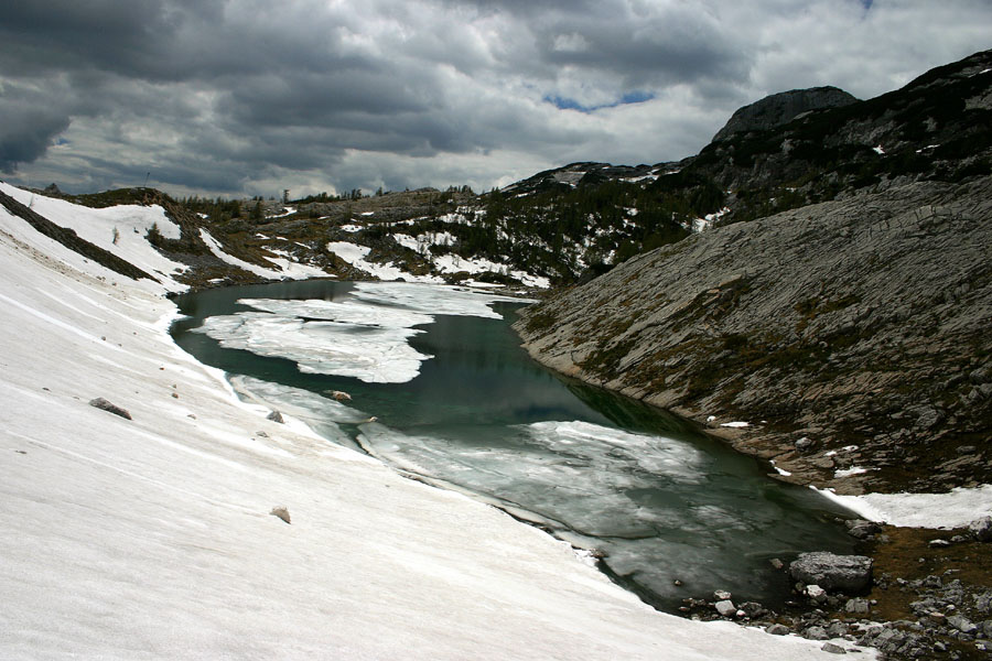 Jezero Ledvička
Jezero Ledvička po katerem še vedno plavajo ledene plošče. Jezera ki so višje so še vsa pod snegom.
Ključne besede: sedmera jezera  jezero ledvička 7j