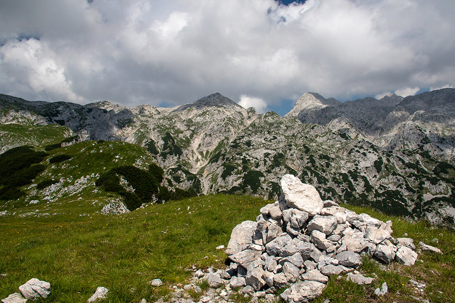 Vrh Krede
Na vrhu Krede. Zadaj del Voglov.
Ključne besede: kreda vogli