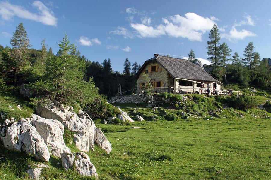 Sirarna
Sirarna na planini Velo polje.
Ključne besede: sirarna planina velo polje