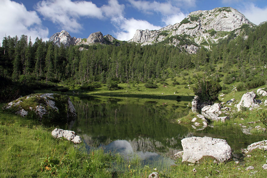 Presihajoče jezero I.
Presihajoče jezero na Malem polju. Zadaj je Jezerski Stog, Adam in Eva ter Prevalski Stog.
Ključne besede: malo polje jezerski prevalski stog adam eva presihajoče jezero