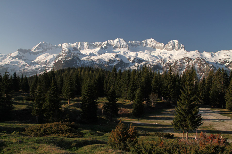 Kaninske gore
Nasproti planine Pecol kraljujejo še dobro zasnežene Kaninske gore.
Ključne besede: planina pecol kanin