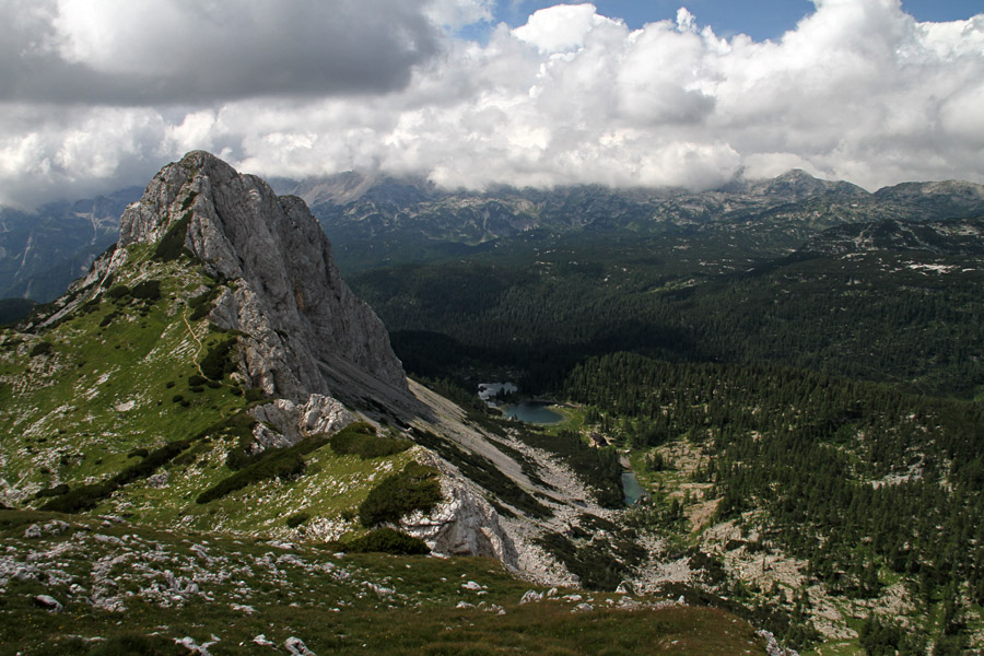 Dvojno jezero
Pod Kopico je lep razgled proti Tičaricam in Dvojnemu jezeru.
Ključne besede: koica tičarica dvojno jezero