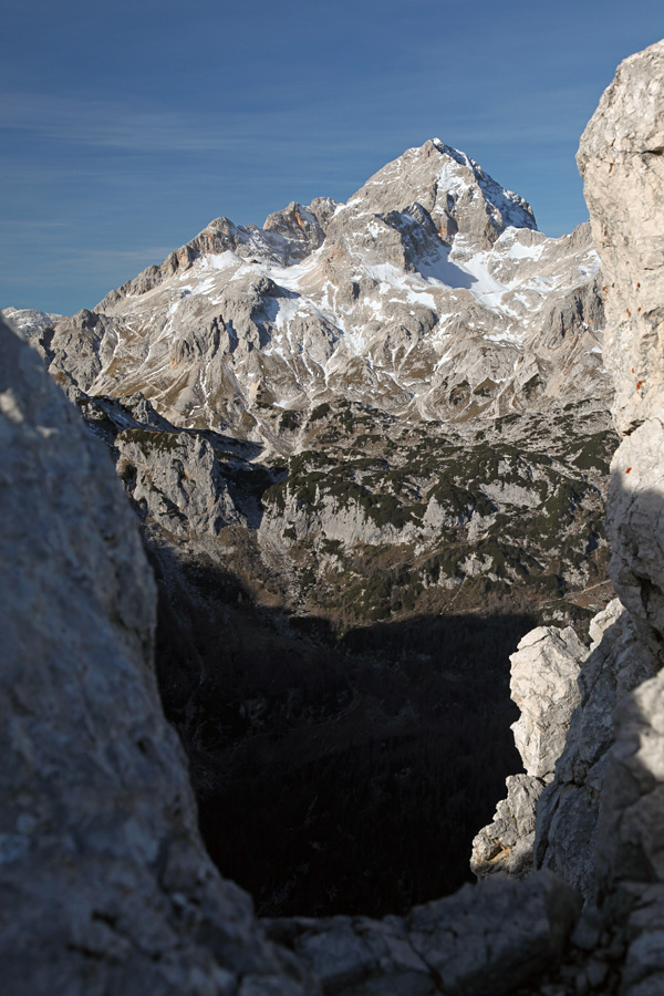 Triglav skozi škrbino
Triglav skozi škrbino na Malem Draškem vrhu (desni, vzhodni vrh).
Ključne besede: mali draški vrh triglav