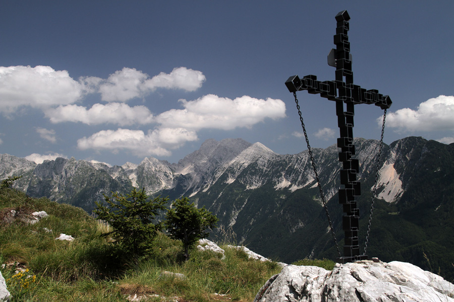 Kota 1313
Kota 1313 s križem in Bavški Grintavec. Slabih 5 minut s poti Kluže - Rombon. 
Ključne besede: rombon kota 1313 bavški grintavec.