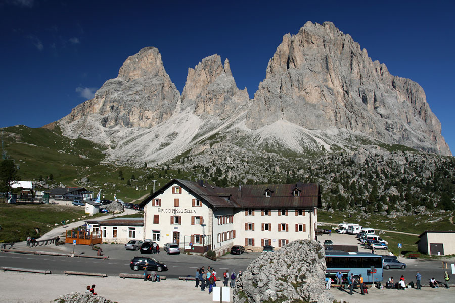 Passo Sella
Passo Sella, izhodišče poti proti skupini Sassolunga.
Ključne besede: passo sella sassolungo