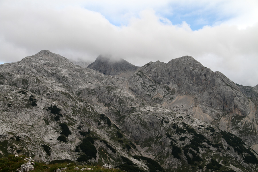 Proti Triglavu
Vrh Ogradov je bil danes zelo vetroven.Triglav ima še kapo.
Ključne besede: ogradi triglav