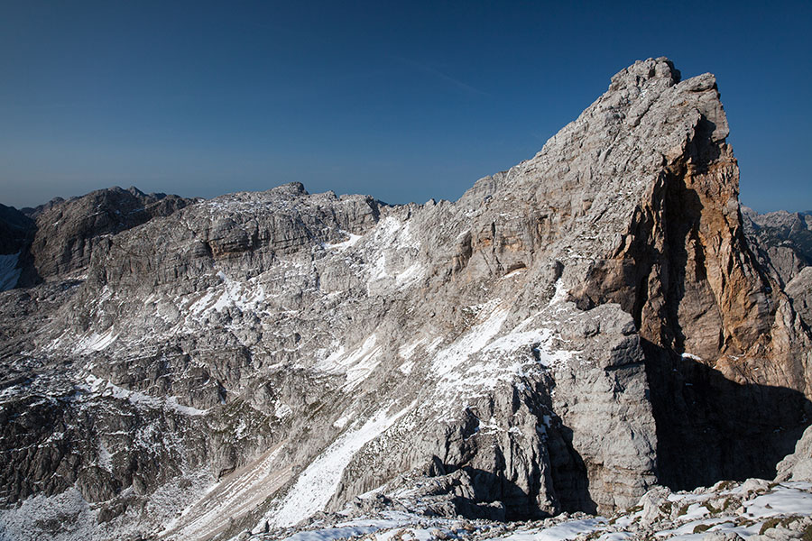 Dovški Gamsovec
Strmi Dovški Gamsovec. Lepo se vidi velik podor, ki se je sprožil pred leti. Pod Gamsovcem gre pot na Dolkovo Špico.
Ključne besede: dolkova špica dovški gamsovec