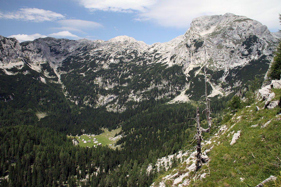 Pot na Ograde I.
Na zahodnem grebenu proti Ogradom.Vogli, Debeli vrh in spodaj planina v Lazu.
Ključne besede: ogradi planina v lazu vogli debeli vrh