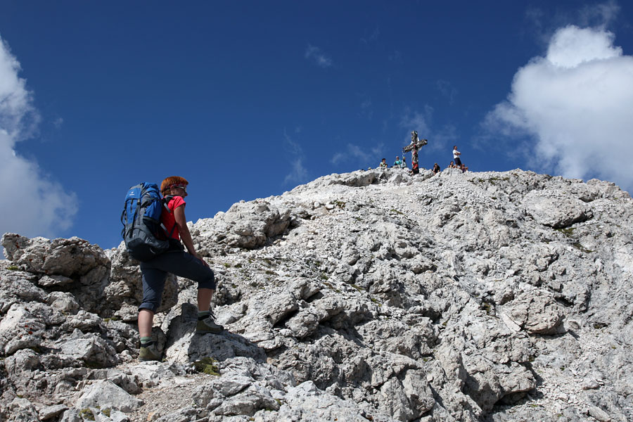 Pod vrhom
Tik pod vrhom Sassopiatta. Kot večina vrhov v Dolomitih ima tudi ta svoj križ.
Ključne besede: sassopiatto.