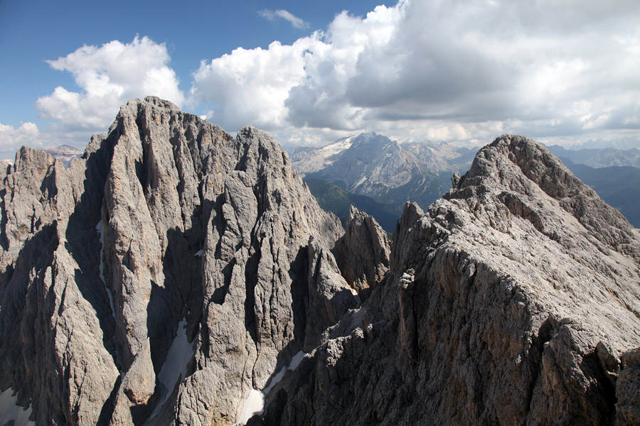 S Sassopiatta I.
Pogled proti Marmoladi.
Ključne besede: sassopiatto marmolada