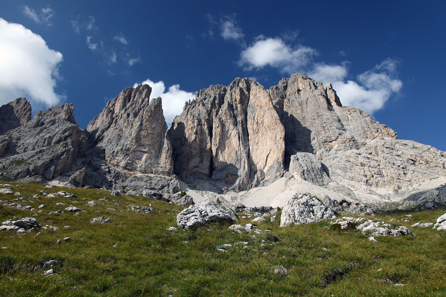 Vrhovi II.
S poti med kočo Rif. Sasso Piatto proti sedlu Passo Sella. Del skupine Il Dente in Pta. Grohman. 
Ključne besede: rif. sasso piatto  passo sella il dente in pta. grohman