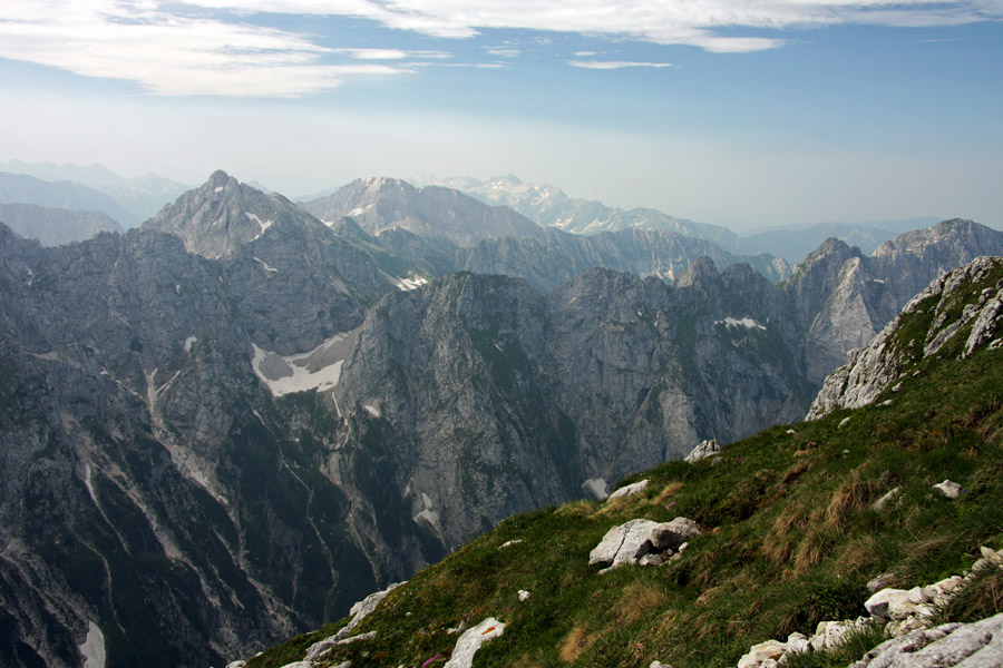 S poti na Mangart IV.
S poti na Mangart (Italijanska pot). Vrh nad Klonicami, del Loške stene, Bavški Grintavec in zadaj Krn.
Ključne besede: mangart vrh nad klonicami loška stena bavški grintavec krn