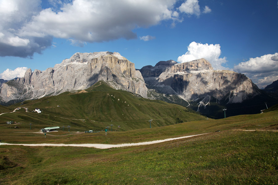 Piz Boe I.
Proti sedlu Passo Sella je vse več koč, žičnic in poti. Zadaj je Piz Boe.
Ključne besede: piz boe