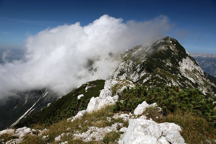 Veliki Raskovec
Takole se v Spodnjih Bohinjskih gorah prične naznanjati prihod hladne fronte od jugozahoda. Veliki Raskovec izpod Matajurskega vrha.
Ključne besede: veliki raskovec spodnje bohinjske gore