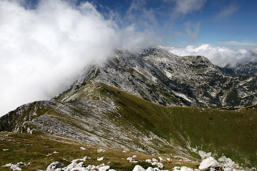 Rodica
Oblačna Primorska in sončna Gorenjska stran. Novi Vrh in Rodica z Velikega Raskovca.
Ključne besede: novi vrh rodica veliki raskovec