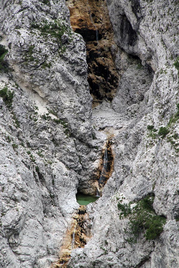 Tolmuni
Tolmuni in slapovi ob poti pri povratku v planino Zapotok.
Ključne besede: planina zapotok