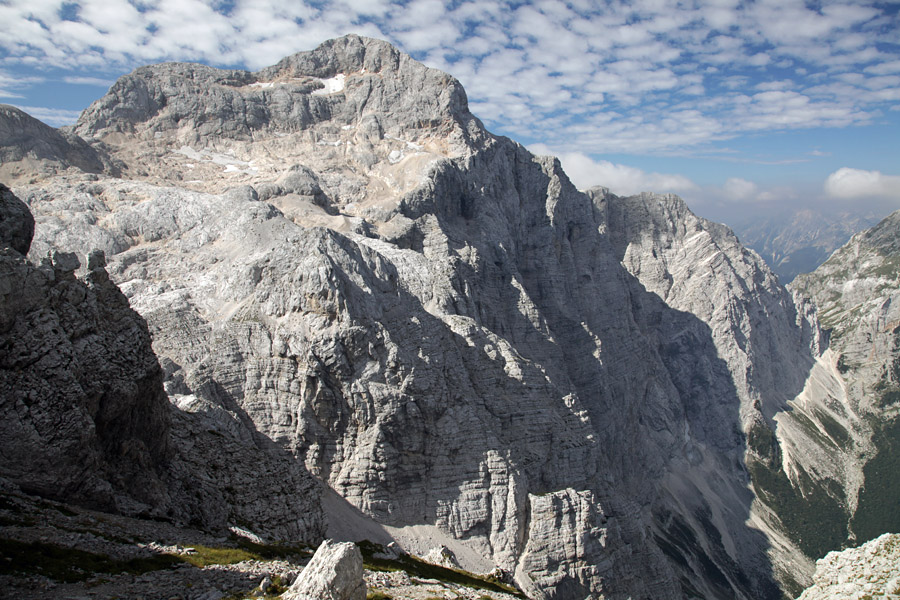 Severna Triglavska stena
Severna Triglavska stena s poti na Cmir.
Ključne besede: severna triglavska stena cmir