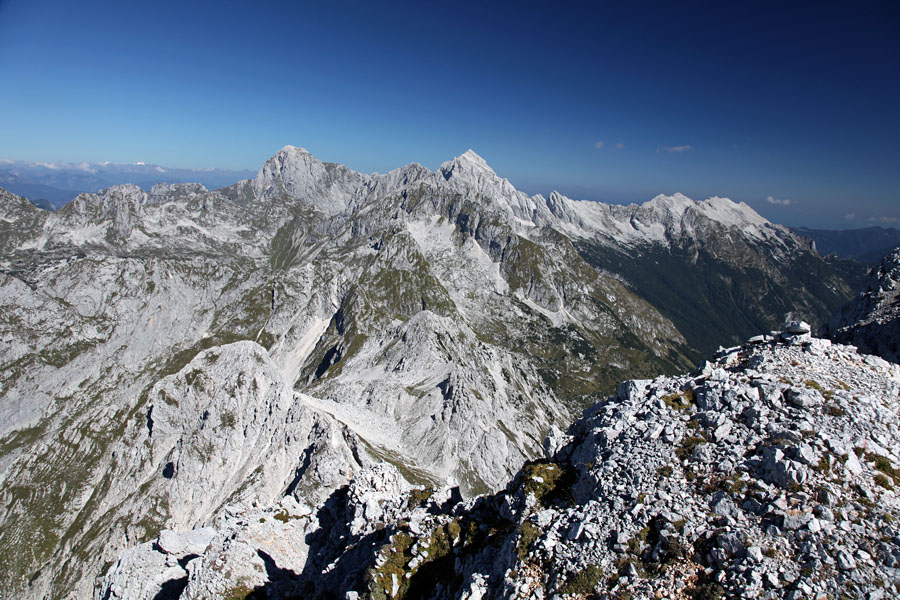 Vrh
Bavški Grintavec je široka in mogočna gora. Prav taki so tudi razgledi. Pelci, Jalovec, Mangart in Mojstrovke.
Ključne besede: bavški grintavec šmihelovec zagorelec jelenk skutnik pelci jalovec mangart mojstrovke