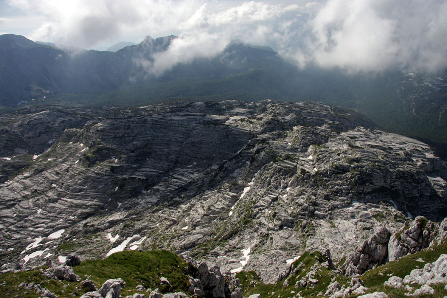 Gladki lašt
Pri Gladkem laštu je teško ugotoviti, kateri vrh je v bistvu najvišji (2100m). Uganko bom rešil kdaj drugič. S Plaskega Vogla.
Ključne besede: gladki lašt plaski vogel