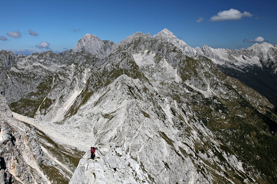 Eni gor, drugi dol
Tu sva že sestopala s čudovite gore, nekateri pa so šele prihajali gor. Planinka na sliki je pravkar prispela na krajši lažji del poti.
Ključne besede: bavški grintavec