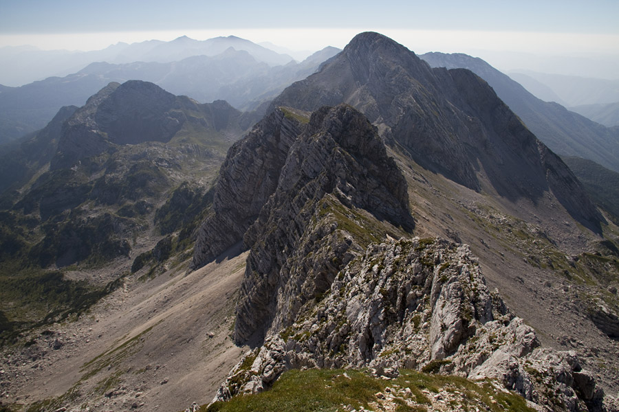 Vrh Konte in Škrbina
Vrh Kote in Vrh nad Škrbino. Zadaj je Bohinjski Migovec. S Podrte gore. 
Ključne besede: podrta gora vrh konte nad škrbino bohinjski migovec