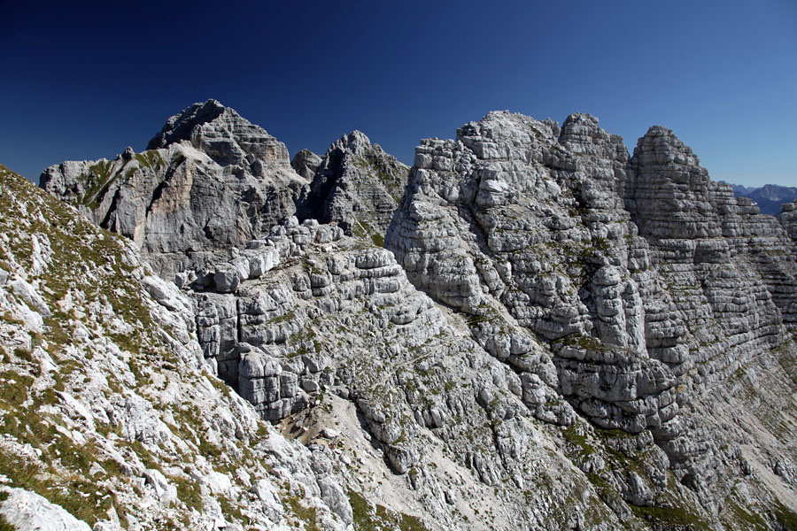 Pot Ceria merlone VIII.
Pot Ceria Merlone pod Špikom nad Špranjo. Pogled na prehojen del poti v jugozahodni steni Nižjih vrhov. Zadaj se kaže Viš.
Ključne besede: pot ceria merlone nižji vrhovi viš špik nad špranjo