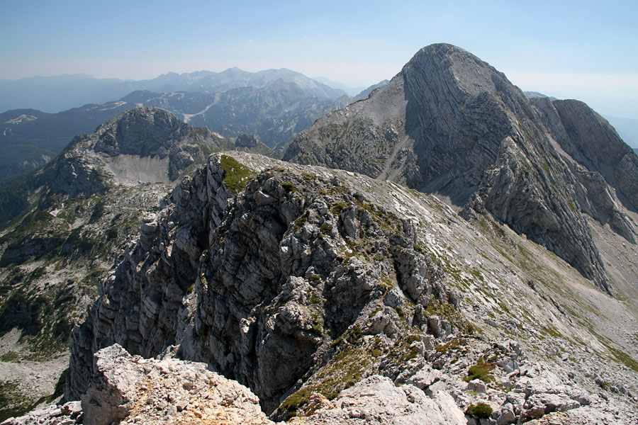 Vzhodni sosedje
Vzhodni sosedje Vrha Konte. Vrh nad škrbino in Bohinjski Migovec. Vzpetina spredaj nima imena.
Ključne besede: vrh konte vrh nad škrbino bohinjski migovec