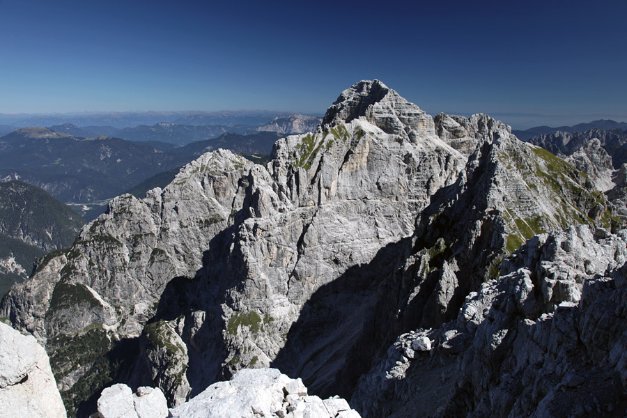 S Špika nad Špranjo I.
Veliki Nabojs, Viš in Koštrunove špice s Špika nad Špranjo.
Ključne besede: pot ceria merlone špik nad špranjo veliki nabojs viš koštrunove špice