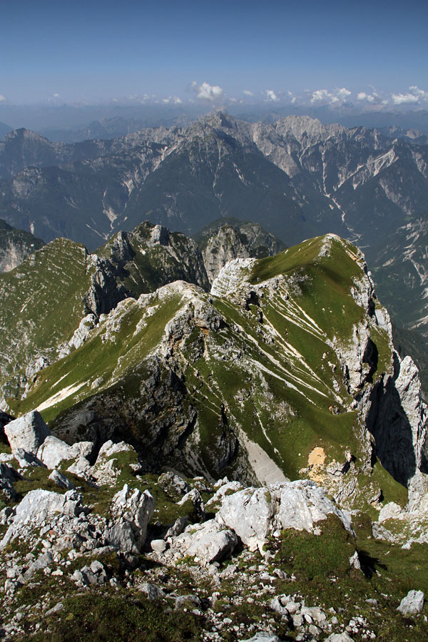 Proti Karnijskim alpam
Težko bi rekel, da se tu končujejo Julijske alpe. Kar nekaj drznih in divjih vrhov se še dviguje zahodno od Strme peči. Vsekakor raj za plezalce in raziskovalce brezpotij. Zadaj so že Zuc Dal Bor, m. Chiavals in druge. Zaradi oblakov in mrčastega ozračja se v daljavi ne vidijo dobro Dolomiti.
Ključne besede: strma peč zuc dal bor monte chiavals