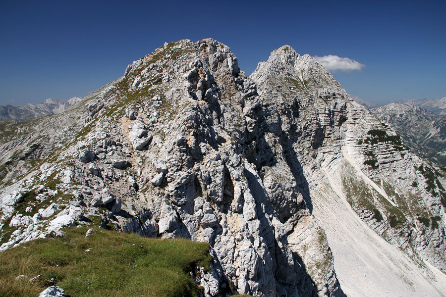 Vrh Konte in Podrta gora I.
Vzhodno od Vrha Konte je še ena vzpetina, ki ne doseže več 2000 m. Z nje je najlepši pogled na Bohinnjsko jezero. Vzpetina nima imena.
Ključne besede: vrh konte podrta gora