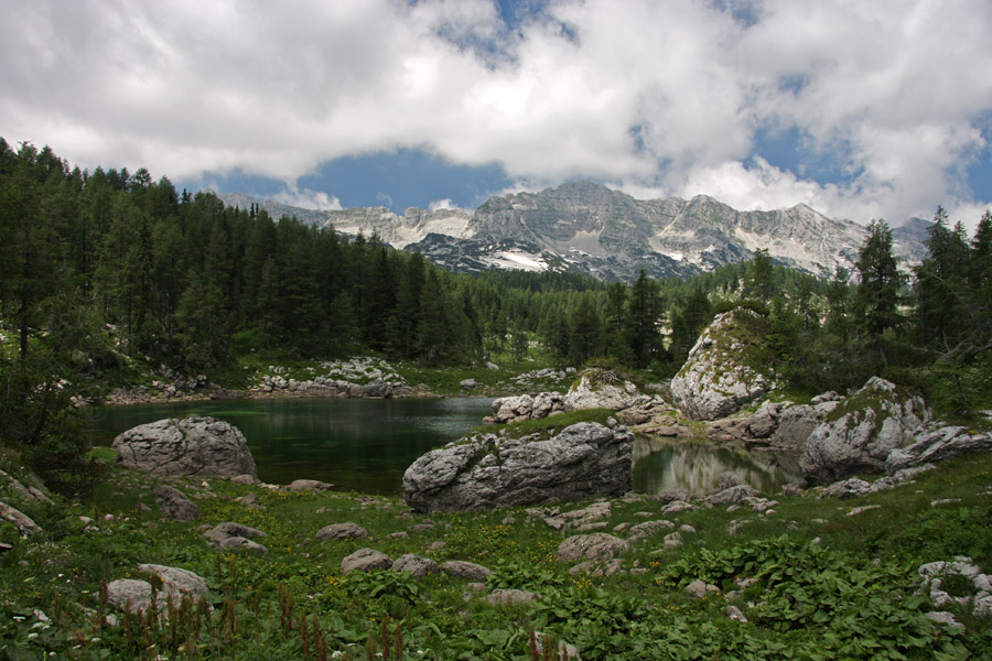 Dvojno jezero
Še zadnji pogled v raj pod Lepim špičjem.
Ključne besede: dvojno jezero lepo špičje triglavska sedmera jezera