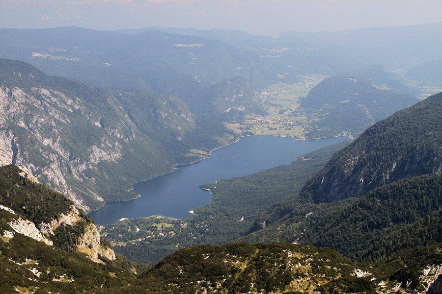 Jezero
Bohinjsko jezero z vzhodnega soseda Vrha Konte. Vzpetina nima imena, je pa z nje moč videti skoraj celo Bohinjsko jezero.
Ključne besede: bohinjsko jezero južne bohinjske gore