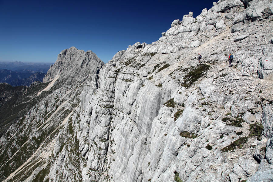 Pot Ceria Merlone XV.
Pot Ceria Merlone pod Špikom nad Nosom, proti Škrbini nad Tratico. Izredno lep del poti, ki se potem proti škrbini strmo spusti. Zadaj je Montaž.
Ključne besede: pot ceria merlone špik nad nosom montaž